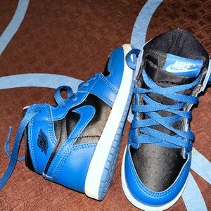 Size 8.5 toddler boys Jordan 1’s. Worn a handful of times but look brand new.